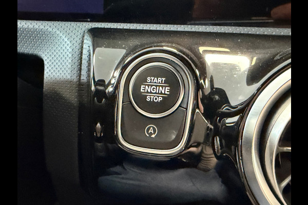 Mercedes-Benz A-Klasse 180 AMG Line AUT. SFEERVERLICHTING CAMERA NAVIGATIE CRUISE PDC KEYLESS-GO STOELVERWARMING AIRCO USB