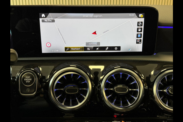Mercedes-Benz A-Klasse 180 AMG Line AUT. SFEERVERLICHTING CAMERA NAVIGATIE CRUISE PDC KEYLESS-GO STOELVERWARMING AIRCO USB