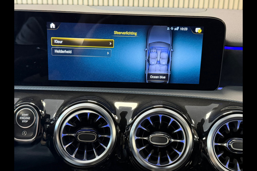 Mercedes-Benz A-Klasse 180 AMG Line AUT. SFEERVERLICHTING CAMERA NAVIGATIE CRUISE PDC KEYLESS-GO STOELVERWARMING AIRCO USB
