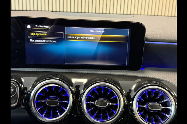 Mercedes-Benz A-Klasse 180 AMG Line AUT. SFEERVERLICHTING CAMERA NAVIGATIE CRUISE PDC KEYLESS-GO STOELVERWARMING AIRCO USB