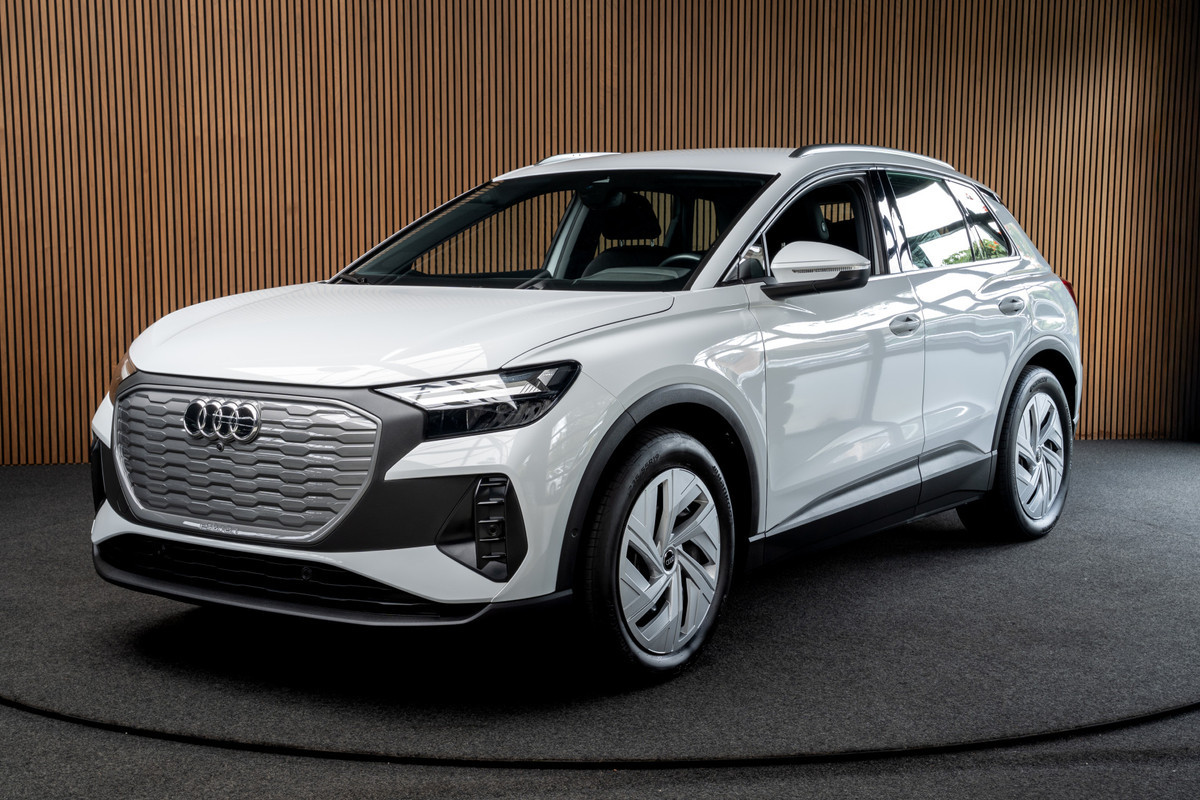 Audi Q4 e-tron 40 77 kWh ACC Navi PDC Elektr. trekhaak Waterpomp Metallic lak Zwarte binnenhemel Metallic lak SOH: 95,7% BTW auto