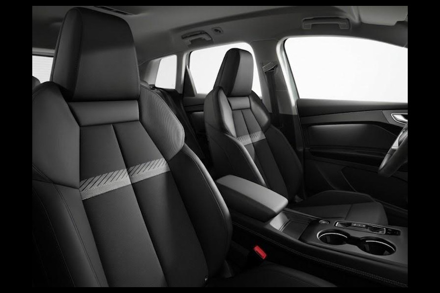 Audi Q4 e-tron Advanced edition 82 kWh 286 pk | Opberg- en bagageruimtepakket | Techniekpakket plus | Exterieurdetails carross.kleur | Trekhaak |