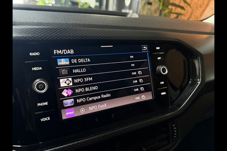 Volkswagen T-Cross 1.0 TSI Style | Automaat | Digitale Cockpit | CarPlay | Stoelverwarming | Trekhaak | LED | Rijklaar