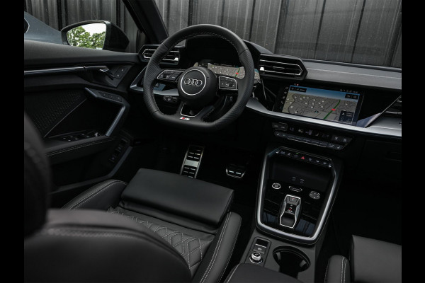 Audi A3 Sportback 45 TFSI e S edition Competition | Panoramadak | 5 jr Garantie | HUD | Sonos Sound | Camera | Ambiance interieur | Active Cruise | S-Seats + Memory | Stoelverwarming | Keyless |