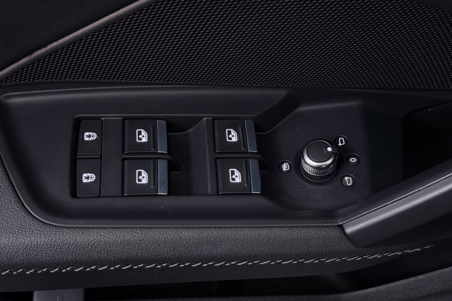 Audi A3 Sportback 30 TFSI S edition (STOELVERWARMING, LANE-ASSIST, NAVIGATIE, PARKEERSENSOREN)