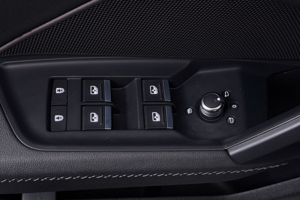 Audi A3 Sportback 30 TFSI S edition (STOELVERWARMING, LANE-ASSIST, NAVIGATIE, PARKEERSENSOREN)