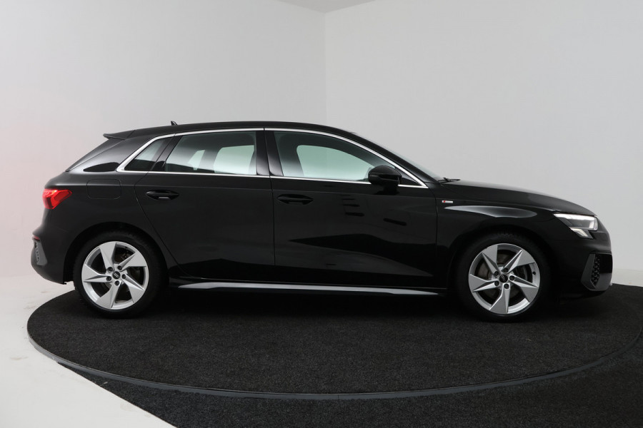 Audi A3 Sportback 30 TFSI S edition (STOELVERWARMING, LANE-ASSIST, NAVIGATIE, PARKEERSENSOREN)