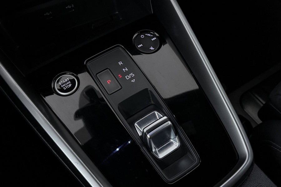 Audi A3 Sportback 30 TFSI S edition (STOELVERWARMING, LANE-ASSIST, NAVIGATIE, PARKEERSENSOREN)