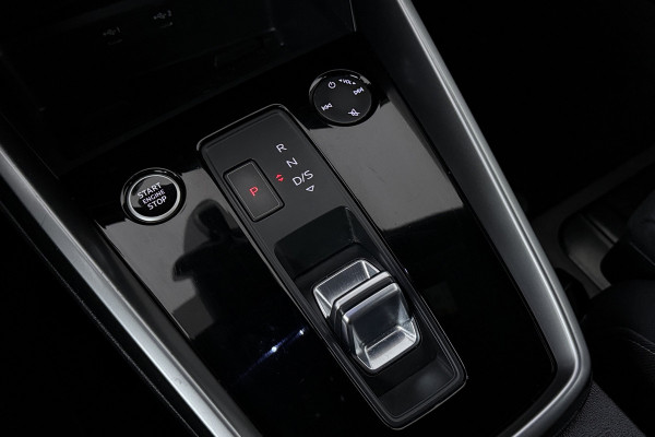 Audi A3 Sportback 30 TFSI S edition (STOELVERWARMING, LANE-ASSIST, NAVIGATIE, PARKEERSENSOREN)