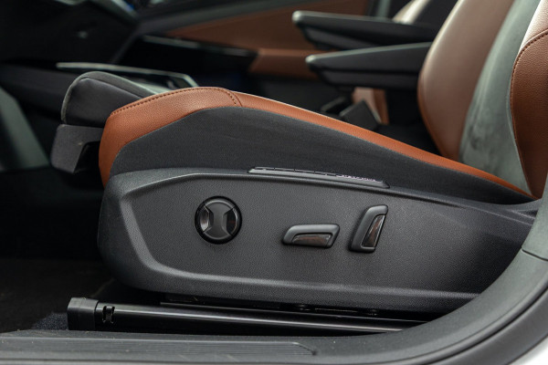 Volkswagen ID.4 Tech 77 kWh Soh 89% I Trekhaak I IQ Light I Panoramadak I Luxe interieur I ergoActive I Adaptive Cruise I BTW