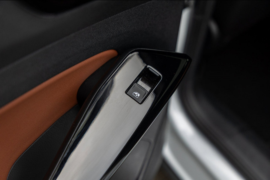 Volkswagen ID.4 Tech 77 kWh Soh 89% I Trekhaak I IQ Light I Panoramadak I Luxe interieur I ergoActive I Adaptive Cruise I BTW