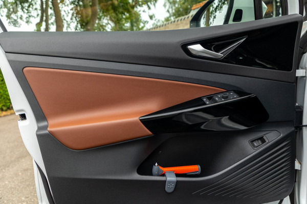 Volkswagen ID.4 Tech 77 kWh Soh 89% I Trekhaak I IQ Light I Panoramadak I Luxe interieur I ergoActive I Adaptive Cruise I BTW