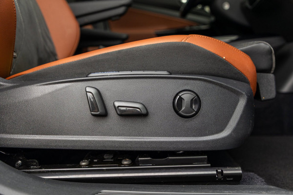 Volkswagen ID.4 Tech 77 kWh Soh 89% I Trekhaak I IQ Light I Panoramadak I Luxe interieur I ergoActive I Adaptive Cruise I BTW