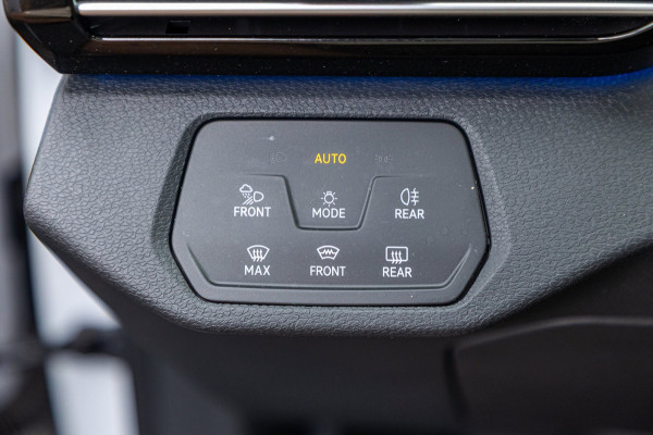 Volkswagen ID.4 Tech 77 kWh Soh 89% I Trekhaak I IQ Light I Panoramadak I Luxe interieur I ergoActive I Adaptive Cruise I BTW