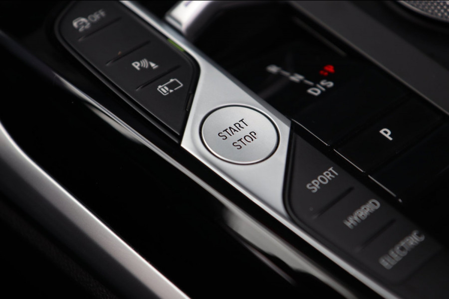 BMW 3 Serie Touring 320e / PANODAK / KEYLESS / CAMERA / CARPLAY / ELEK TREKHAAK / STOELVERW