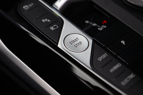 BMW 3 Serie Touring 320e / PANODAK / KEYLESS / CAMERA / CARPLAY / ELEK TREKHAAK / STOELVERW