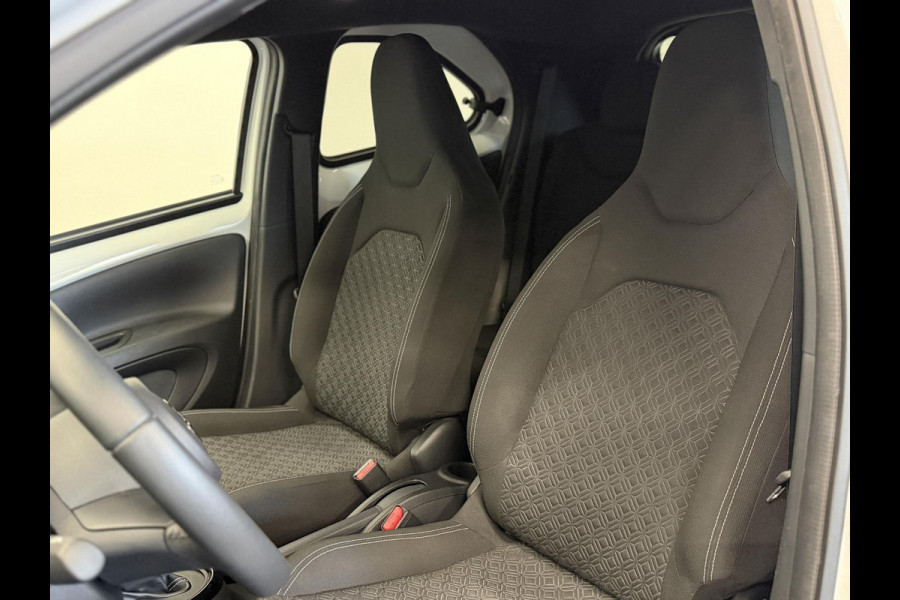 Toyota Aygo X 1.0 VVT-i Automaat Pulse Navigatie Apple Carplay/Android Auto Camera 17" Lichtmetalen Velgen Climate Control Adaptive Cruise Control Two Tone