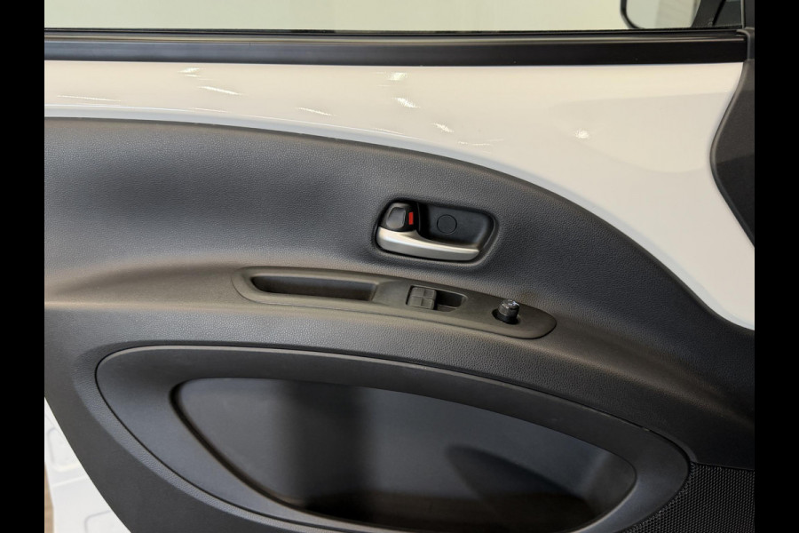 Toyota Aygo X 1.0 VVT-i Automaat Pulse Navigatie Apple Carplay/Android Auto Camera 17" Lichtmetalen Velgen Climate Control Adaptive Cruise Control Two Tone