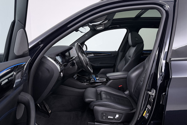 BMW iX3 High Executive 80 kWh (PANORAMADAK, TREKHAAK, H&K AUDIO, CRUISE ADAPTIEF, CAMERA, STOELVERWARMING, SFEERVERLICHTING)