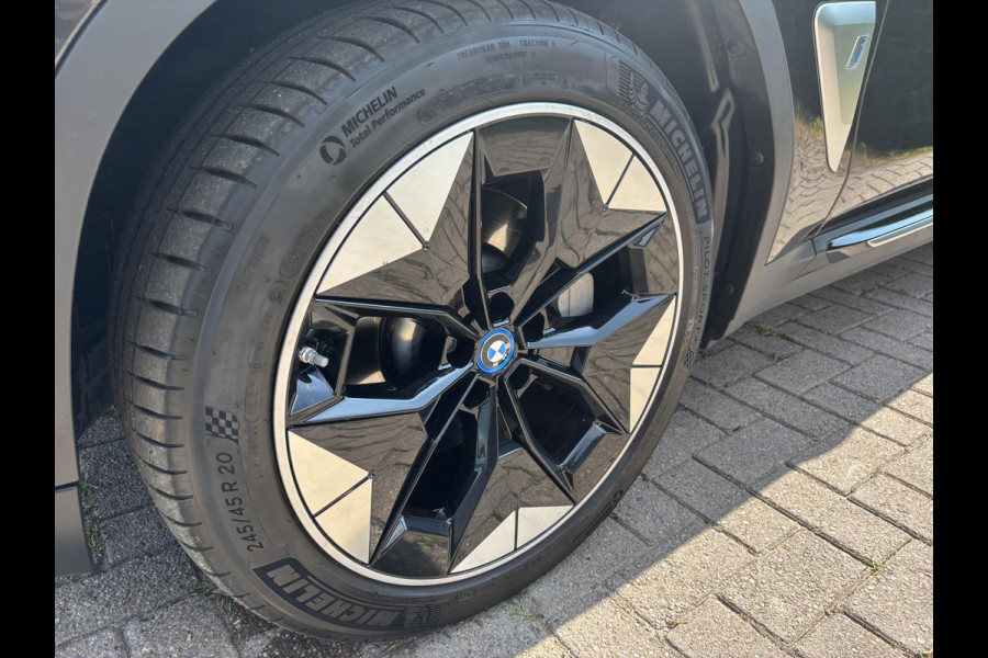 BMW iX3 High Executive 80 kWh 286pk | Panoramadak | Stoelverwarming | 360 graden camera |  Bestuurdersstoel Met Geheugen | Keyless entry | Sportstoelen | Head Up Display