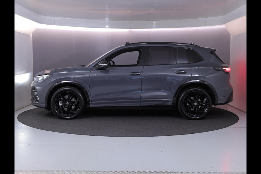 Volkswagen Tiguan 1.5 eHybrid R-Line Edition 204 pk Automaat (DSG) | Verlengde garantie | Navigatie | Panoramadak | Trekhaak (wegklapbaar) | Parkeersensoren (Park assist) | Rondomzicht camera | Black Style pakket | R-Line |