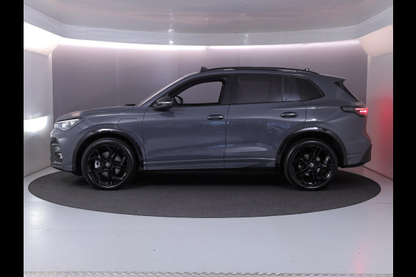 Volkswagen Tiguan 1.5 eHybrid R-Line Edition 204 pk Automaat (DSG) | Verlengde garantie | Navigatie | Panoramadak | Trekhaak (wegklapbaar) | Parkeersensoren (Park assist) | Rondomzicht camera | Black Style pakket | R-Line |
