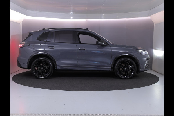 Volkswagen Tiguan 1.5 eHybrid R-Line Edition 204 pk Automaat (DSG) | Verlengde garantie | Navigatie | Panoramadak | Trekhaak (wegklapbaar) | Parkeersensoren (Park assist) | Rondomzicht camera | Black Style pakket | R-Line |
