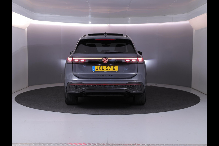 Volkswagen Tiguan 1.5 eHybrid R-Line Edition 204 pk Automaat (DSG) | Verlengde garantie | Navigatie | Panoramadak | Trekhaak (wegklapbaar) | Parkeersensoren (Park assist) | Rondomzicht camera | Black Style pakket | R-Line |