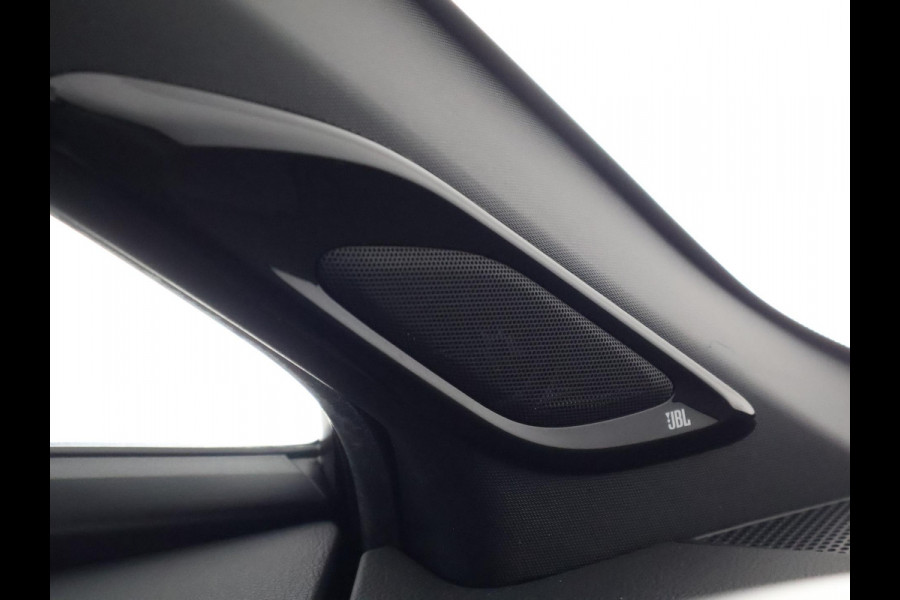 Toyota C-HR 1.8 Hybrid Executive Bi-Tone | JBL Audio | Dodehoek Detectie | Apple Carplay & AndroidAUTO | Half Leder |