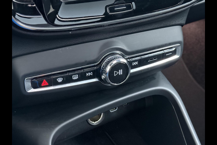 Volvo XC40 Ultimate Recharge Pure 360 CAMERA | PANORAMADAK | ELEKTRISCHE TREKHAAK | STOEL- & STUURVERWARMING | ACHTERUITRIJCAMERA | ELEKTRISCHE ACHTERKLEP | HARMAN KARDON AUDIO | ZEER COMPLEET | ALL-IN PRIJS INCL. 12 MAANDEN BOVAG GARANTIE