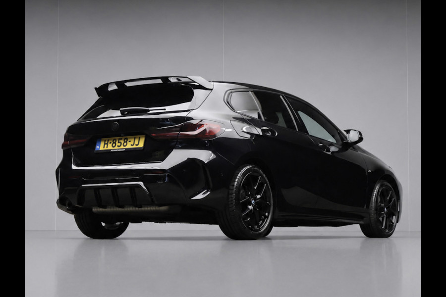 BMW 1-serie 118i Executive Edition M Sport (SCHUIFDAK,APPLE CARPLAY,NAVI,SFEERVERLICHTING,SPOILER,CLIMATE,CRUISE,GETINT,LM VELGEN)