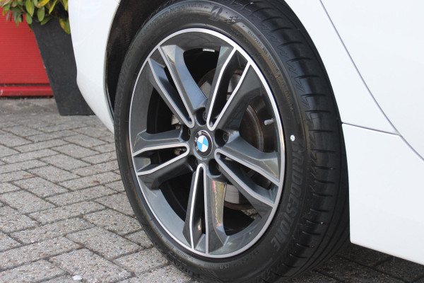 BMW 1-serie 116i AUTOMAAT HIGH EXECUTIVE | DRAADLOZE APPLE CARPLAY/ANDROID AUTO | NAVIGATIE | PARKEERSENSOREN VOOR + ACHTER | SHADOW LINE | STOEL VERWARMING | CRUISE CONTROL | DAB+ RADIO | 17" LICHTMETALEN VELGEN | DRAADLOZE TELEFOONLADER |