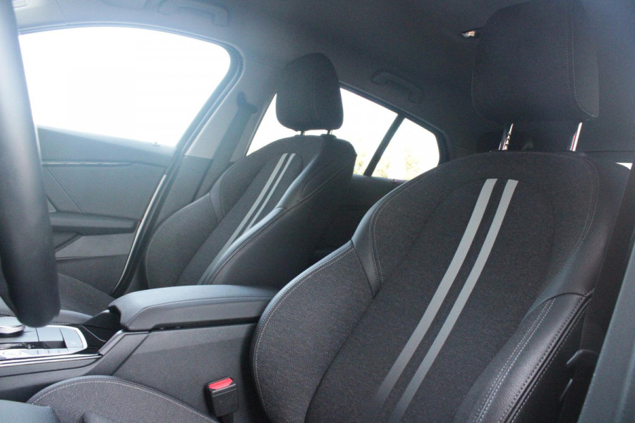 BMW 1-serie 116i AUTOMAAT HIGH EXECUTIVE | DRAADLOZE APPLE CARPLAY/ANDROID AUTO | NAVIGATIE | PARKEERSENSOREN VOOR + ACHTER | SHADOW LINE | STOEL VERWARMING | CRUISE CONTROL | DAB+ RADIO | 17" LICHTMETALEN VELGEN | DRAADLOZE TELEFOONLADER |