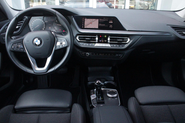BMW 1-serie 116i AUTOMAAT HIGH EXECUTIVE | DRAADLOZE APPLE CARPLAY/ANDROID AUTO | NAVIGATIE | PARKEERSENSOREN VOOR + ACHTER | SHADOW LINE | STOEL VERWARMING | CRUISE CONTROL | DAB+ RADIO | 17" LICHTMETALEN VELGEN | DRAADLOZE TELEFOONLADER |