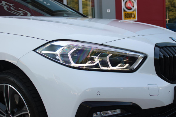 BMW 1-serie 116i AUTOMAAT HIGH EXECUTIVE | DRAADLOZE APPLE CARPLAY/ANDROID AUTO | NAVIGATIE | PARKEERSENSOREN VOOR + ACHTER | SHADOW LINE | STOEL VERWARMING | CRUISE CONTROL | DAB+ RADIO | 17" LICHTMETALEN VELGEN | DRAADLOZE TELEFOONLADER |