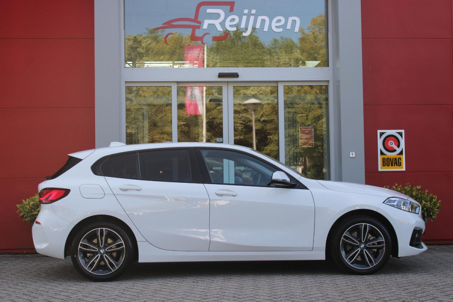 BMW 1-serie 116i AUTOMAAT HIGH EXECUTIVE | DRAADLOZE APPLE CARPLAY/ANDROID AUTO | NAVIGATIE | PARKEERSENSOREN VOOR + ACHTER | SHADOW LINE | STOEL VERWARMING | CRUISE CONTROL | DAB+ RADIO | 17" LICHTMETALEN VELGEN | DRAADLOZE TELEFOONLADER |
