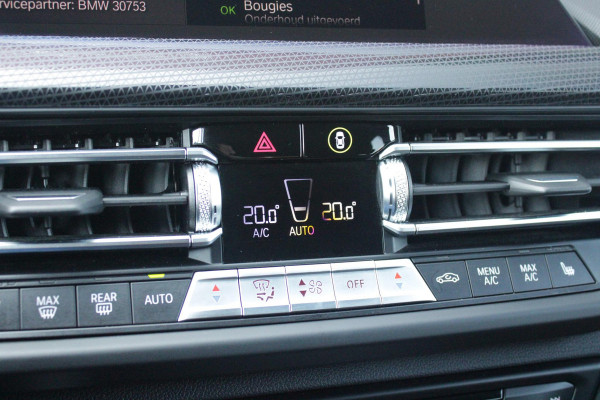 BMW 1-serie 116i AUTOMAAT HIGH EXECUTIVE | DRAADLOZE APPLE CARPLAY/ANDROID AUTO | NAVIGATIE | PARKEERSENSOREN VOOR + ACHTER | SHADOW LINE | STOEL VERWARMING | CRUISE CONTROL | DAB+ RADIO | 17" LICHTMETALEN VELGEN | DRAADLOZE TELEFOONLADER |