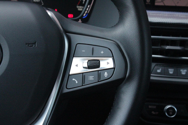 BMW 1-serie 116i AUTOMAAT HIGH EXECUTIVE | DRAADLOZE APPLE CARPLAY/ANDROID AUTO | NAVIGATIE | PARKEERSENSOREN VOOR + ACHTER | SHADOW LINE | STOEL VERWARMING | CRUISE CONTROL | DAB+ RADIO | 17" LICHTMETALEN VELGEN | DRAADLOZE TELEFOONLADER |