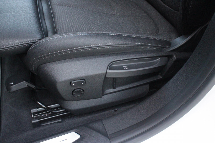 BMW 1-serie 116i AUTOMAAT HIGH EXECUTIVE | DRAADLOZE APPLE CARPLAY/ANDROID AUTO | NAVIGATIE | PARKEERSENSOREN VOOR + ACHTER | SHADOW LINE | STOEL VERWARMING | CRUISE CONTROL | DAB+ RADIO | 17" LICHTMETALEN VELGEN | DRAADLOZE TELEFOONLADER |