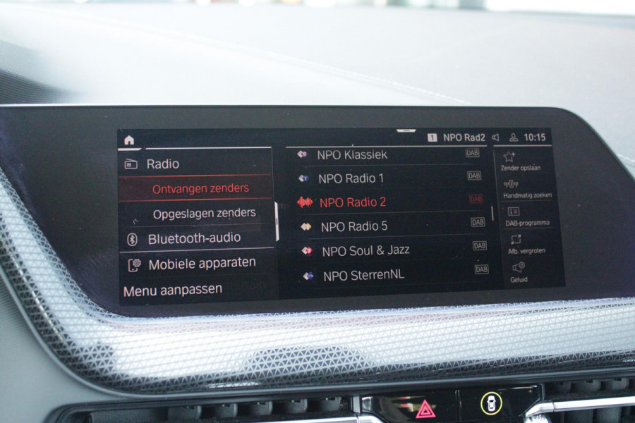 BMW 1-serie 116i AUTOMAAT HIGH EXECUTIVE | DRAADLOZE APPLE CARPLAY/ANDROID AUTO | NAVIGATIE | PARKEERSENSOREN VOOR + ACHTER | SHADOW LINE | STOEL VERWARMING | CRUISE CONTROL | DAB+ RADIO | 17" LICHTMETALEN VELGEN | DRAADLOZE TELEFOONLADER |