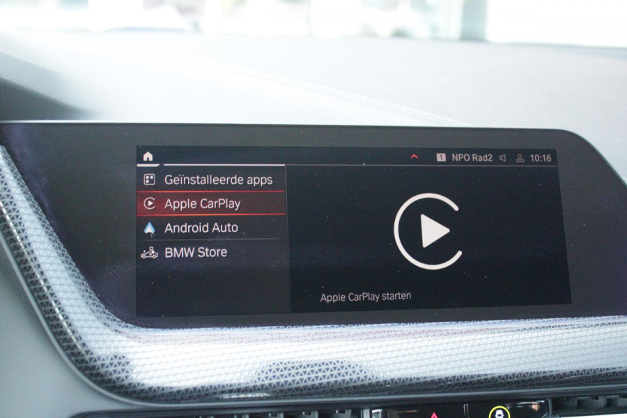 BMW 1-serie 116i AUTOMAAT HIGH EXECUTIVE | DRAADLOZE APPLE CARPLAY/ANDROID AUTO | NAVIGATIE | PARKEERSENSOREN VOOR + ACHTER | SHADOW LINE | STOEL VERWARMING | CRUISE CONTROL | DAB+ RADIO | 17" LICHTMETALEN VELGEN | DRAADLOZE TELEFOONLADER |