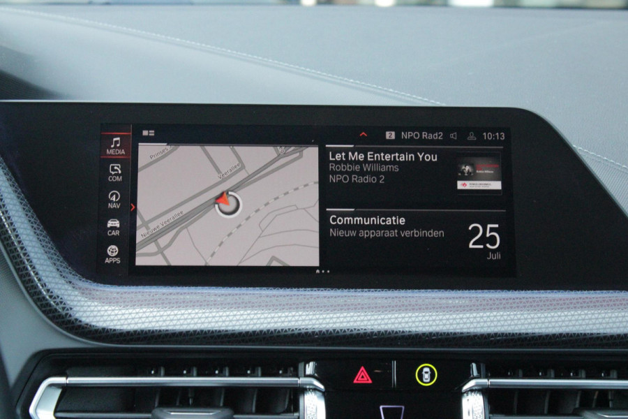 BMW 1-serie 116i AUTOMAAT HIGH EXECUTIVE | DRAADLOZE APPLE CARPLAY/ANDROID AUTO | NAVIGATIE | PARKEERSENSOREN VOOR + ACHTER | SHADOW LINE | STOEL VERWARMING | CRUISE CONTROL | DAB+ RADIO | 17" LICHTMETALEN VELGEN | DRAADLOZE TELEFOONLADER |