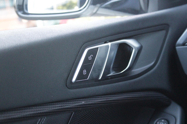 BMW 1-serie 116i AUTOMAAT HIGH EXECUTIVE | DRAADLOZE APPLE CARPLAY/ANDROID AUTO | NAVIGATIE | PARKEERSENSOREN VOOR + ACHTER | SHADOW LINE | STOEL VERWARMING | CRUISE CONTROL | DAB+ RADIO | 17" LICHTMETALEN VELGEN | DRAADLOZE TELEFOONLADER |