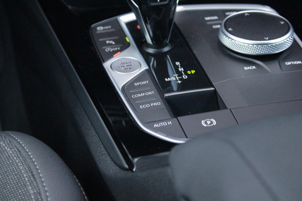 BMW 1-serie 116i AUTOMAAT HIGH EXECUTIVE | DRAADLOZE APPLE CARPLAY/ANDROID AUTO | NAVIGATIE | PARKEERSENSOREN VOOR + ACHTER | SHADOW LINE | STOEL VERWARMING | CRUISE CONTROL | DAB+ RADIO | 17" LICHTMETALEN VELGEN | DRAADLOZE TELEFOONLADER |