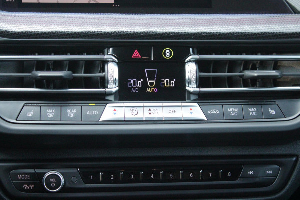 BMW 1-serie 116i AUTOMAAT HIGH EXECUTIVE | DRAADLOZE APPLE CARPLAY/ANDROID AUTO | NAVIGATIE | PARKEERSENSOREN VOOR + ACHTER | SHADOW LINE | STOEL VERWARMING | CRUISE CONTROL | DAB+ RADIO | 17" LICHTMETALEN VELGEN | DRAADLOZE TELEFOONLADER |