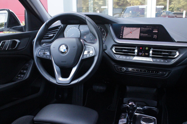 BMW 1-serie 116i AUTOMAAT HIGH EXECUTIVE | DRAADLOZE APPLE CARPLAY/ANDROID AUTO | NAVIGATIE | PARKEERSENSOREN VOOR + ACHTER | SHADOW LINE | STOEL VERWARMING | CRUISE CONTROL | DAB+ RADIO | 17" LICHTMETALEN VELGEN | DRAADLOZE TELEFOONLADER |