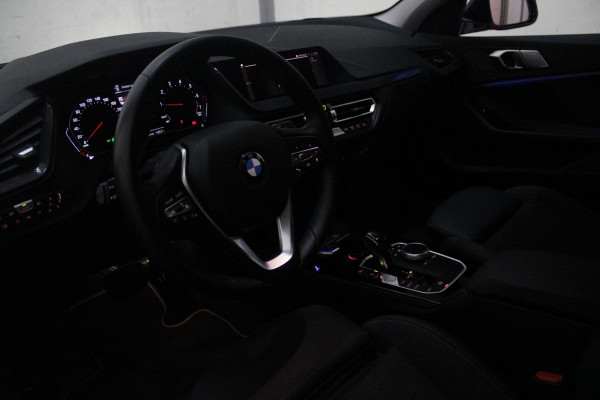BMW 1-serie 116i AUTOMAAT HIGH EXECUTIVE | DRAADLOZE APPLE CARPLAY/ANDROID AUTO | NAVIGATIE | PARKEERSENSOREN VOOR + ACHTER | SHADOW LINE | STOEL VERWARMING | CRUISE CONTROL | DAB+ RADIO | 17" LICHTMETALEN VELGEN | DRAADLOZE TELEFOONLADER |