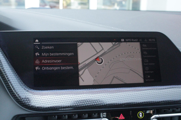 BMW 1-serie 116i AUTOMAAT HIGH EXECUTIVE | DRAADLOZE APPLE CARPLAY/ANDROID AUTO | NAVIGATIE | PARKEERSENSOREN VOOR + ACHTER | SHADOW LINE | STOEL VERWARMING | CRUISE CONTROL | DAB+ RADIO | 17" LICHTMETALEN VELGEN | DRAADLOZE TELEFOONLADER |