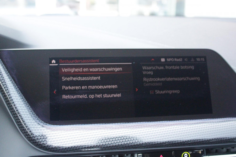 BMW 1-serie 116i AUTOMAAT HIGH EXECUTIVE | DRAADLOZE APPLE CARPLAY/ANDROID AUTO | NAVIGATIE | PARKEERSENSOREN VOOR + ACHTER | SHADOW LINE | STOEL VERWARMING | CRUISE CONTROL | DAB+ RADIO | 17" LICHTMETALEN VELGEN | DRAADLOZE TELEFOONLADER |