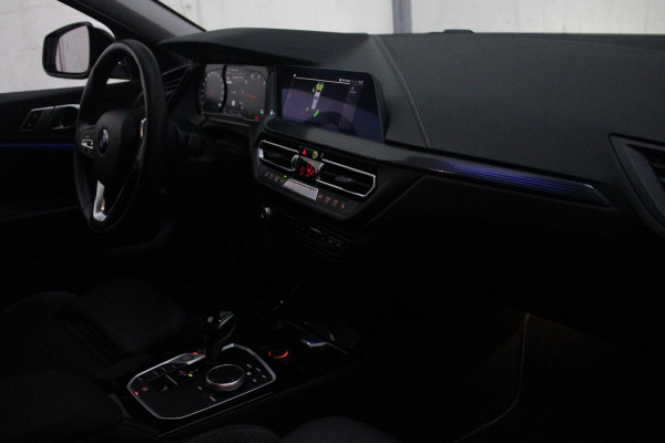 BMW 1-serie 116i AUTOMAAT HIGH EXECUTIVE | DRAADLOZE APPLE CARPLAY/ANDROID AUTO | NAVIGATIE | PARKEERSENSOREN VOOR + ACHTER | SHADOW LINE | STOEL VERWARMING | CRUISE CONTROL | DAB+ RADIO | 17" LICHTMETALEN VELGEN | DRAADLOZE TELEFOONLADER |